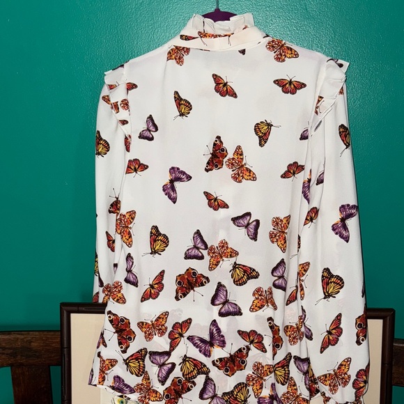 🦋👐🦋👐🌹🌸New York & Company White Blouse with Butterfly Print - Picture 10 of 11